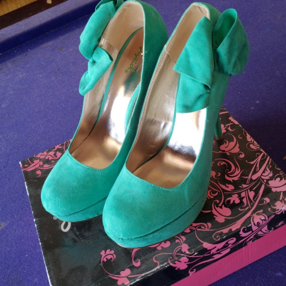 Shoes - Picture 3 of 4